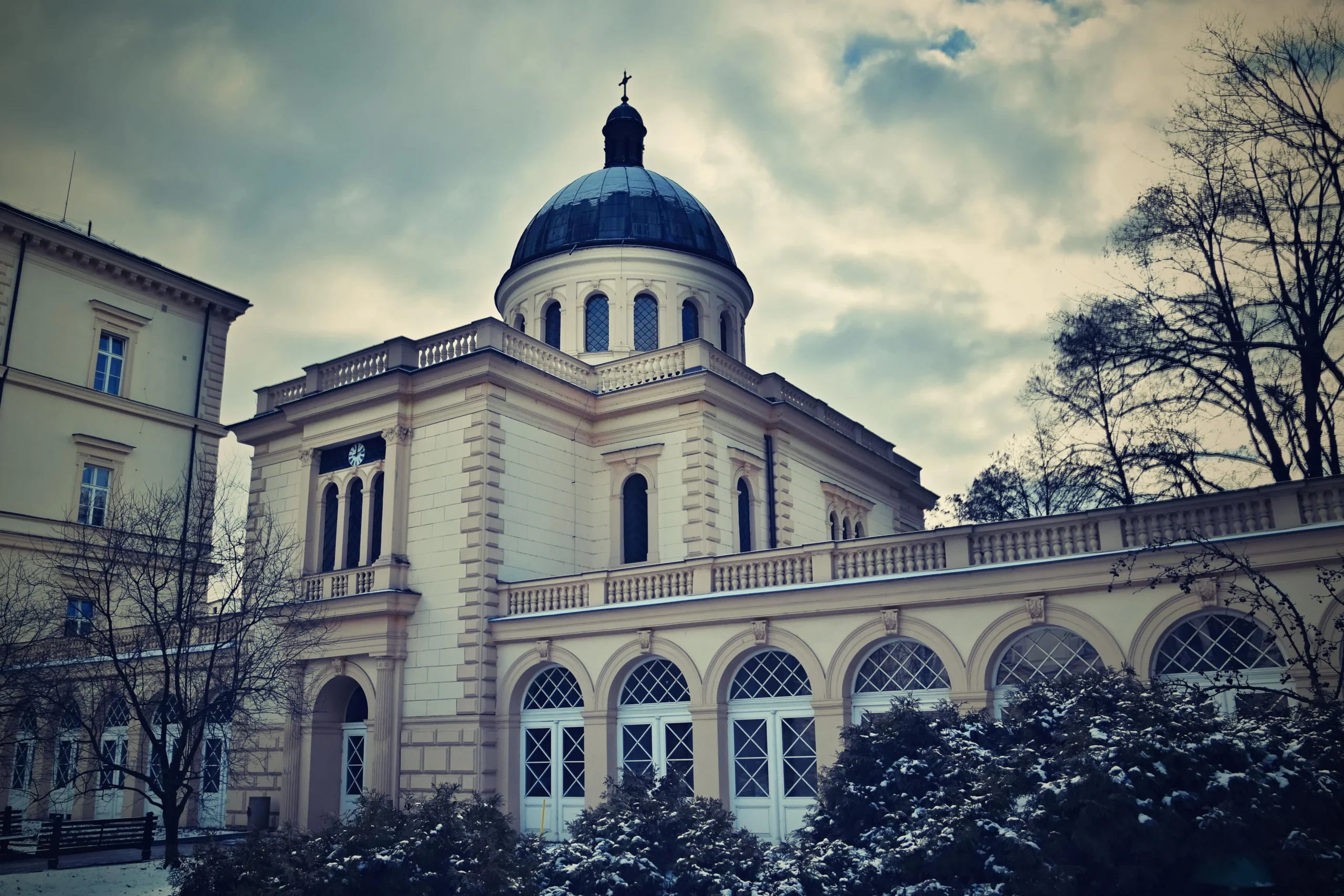 building-with-dome-winter-min